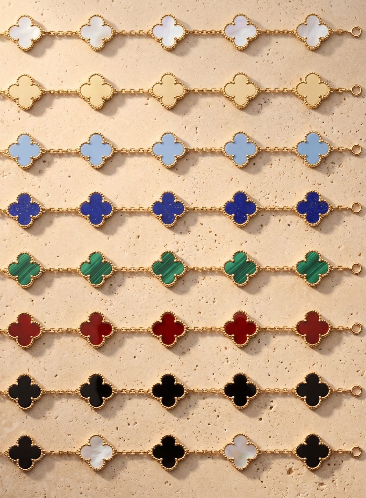 Las 8 pulseras trébol en baño dorado: blanco, oro, celeste, azul, verde, rojo, negro y mixto