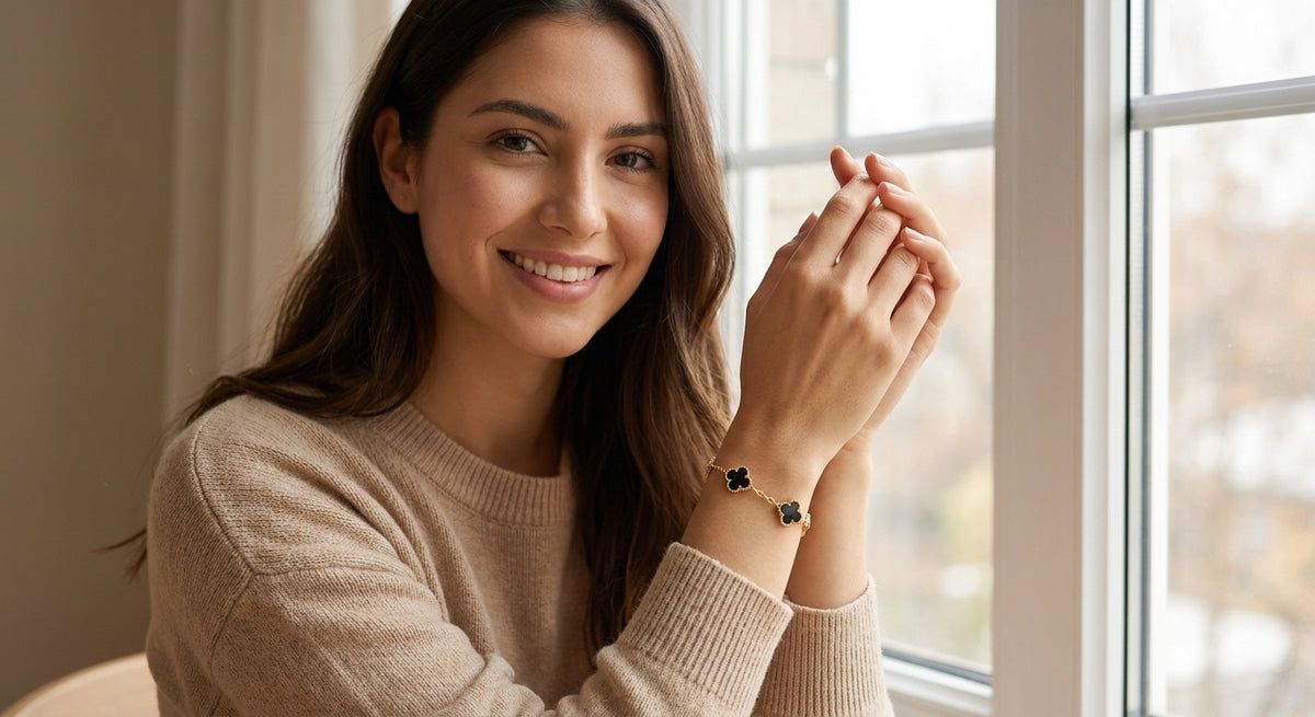 Mujer luciendo la pulsera