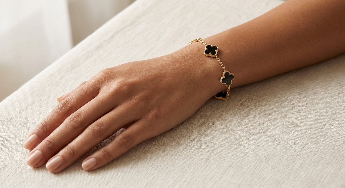 Pulsera puesta en la muneca